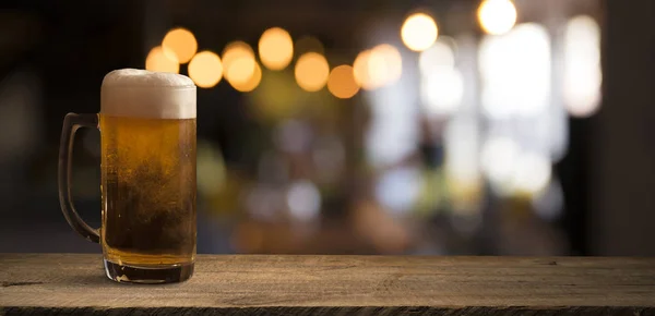 Baril de bière avec verre à bière sur table sur fond en bois — Photo