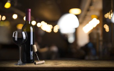 Pahalı şarap şişeleri toplama ve kiler, şarap tadımı ve üretim kavramı ahşap varil