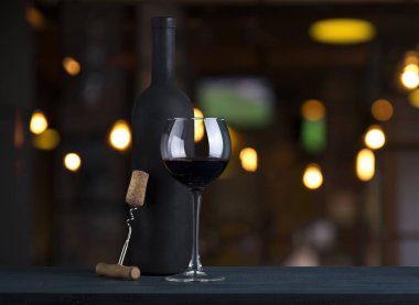 Pahalı şarap şişeleri toplama ve kiler, şarap tadımı ve üretim kavramı ahşap varil