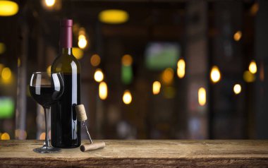 Pahalı şarap şişeleri toplama ve kiler, şarap tadımı ve üretim kavramı ahşap varil