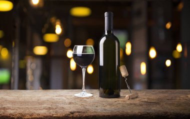 Pahalı şarap şişeleri toplama ve kiler, şarap tadımı ve üretim kavramı ahşap varil