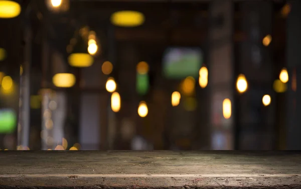 Rozmazané pozadí bar a tmavě hnědé stole retro dřeva — Stock fotografie