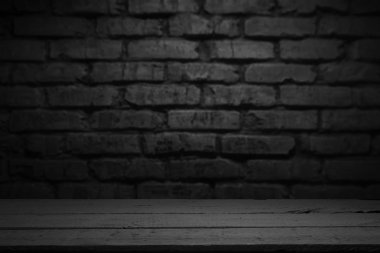 Çimento zemin spot ışık ile karanlık odada. siyah arka plan.