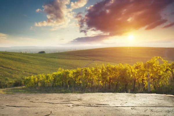 Mesa de madeira vazia e paisagem toscana ao nascer do sol — Fotografia de Stock