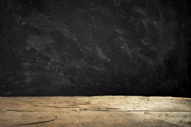 Çimento zemin spot ışık ile karanlık odada. siyah arka plan.