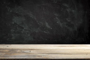 Çimento zemin spot ışık ile karanlık odada. siyah arka plan.