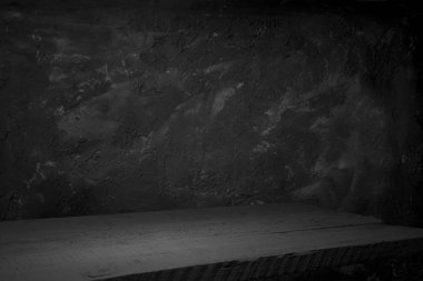 Çimento zemin spot ışık ile karanlık odada. siyah arka plan.