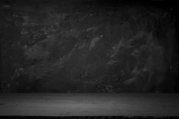 스포트 라이트와 어두운 방에 시멘트 지 면입니다. 검정색 배경. — 스톡 사진