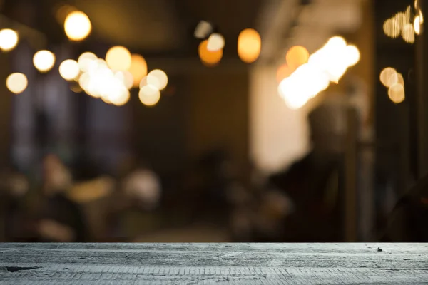 Tomma träbord framför abstrakt suddig bakgrund av kafé. kan användas för visning eller montage av dina produkter.Mock upp för visning av produkten — Stockfoto