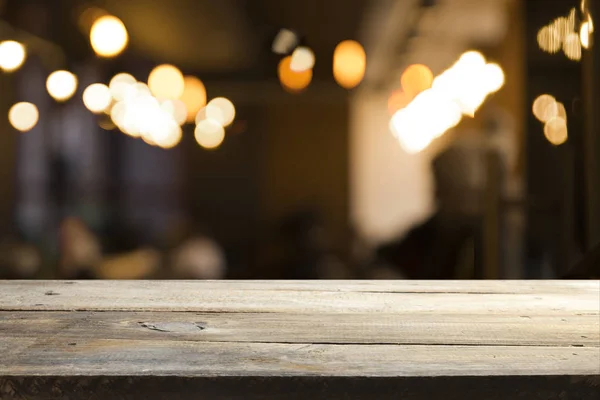 Prázdný dřevěný stůl před abstraktním rozmazaným pozadím kavárny. může být použit pro zobrazení nebo vyladění vašich výrobků.Vyhonit pro zobrazení výrobku — Stock fotografie