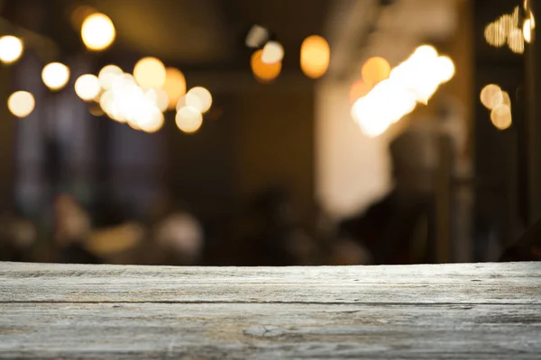 Prázdný dřevěný stůl před abstraktním rozmazaným pozadím kavárny. může být použit pro zobrazení nebo vyladění vašich výrobků.Vyhonit pro zobrazení výrobku — Stock fotografie