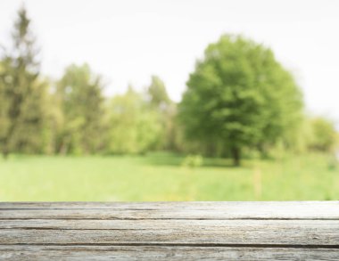 Tarım çiftliğindeki yeşil pirinç tarlasının yanındaki ahşap zemin..