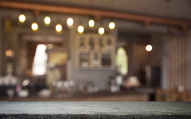 Resterant ışıkların soyut bulanık arkaplanının önündeki ahşap tablo resmi