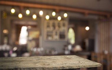 Resterant ışıkların soyut bulanık arkaplanının önündeki ahşap tablo resmi