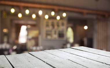 Resterant ışıkların soyut bulanık arkaplanının önündeki ahşap tablo resmi