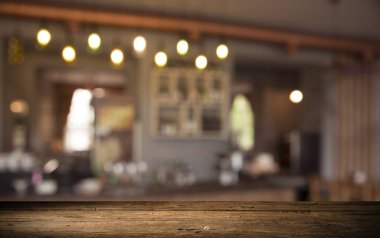 Resterant ışıkların soyut bulanık arkaplanının önündeki ahşap tablo resmi