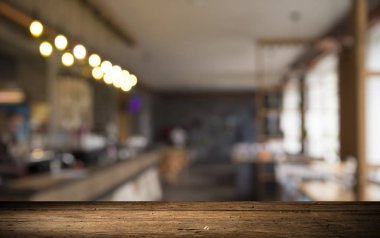 Resterant ışıkların soyut bulanık arkaplanının önündeki ahşap tablo resmi