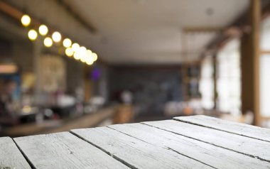 Resterant ışıkların soyut bulanık arkaplanının önündeki ahşap tablo resmi