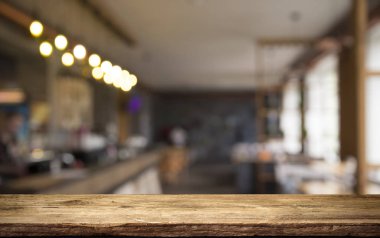 Resterant ışıkların soyut bulanık arkaplanının önündeki ahşap tablo resmi