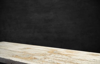 Kafenin soyut bulanık arka planının önündeki boş ahşap masa. Ürünlerinizi görüntülemek veya montajlamak için kullanılabilir. Ürünün görüntülenmesi için modelleyin