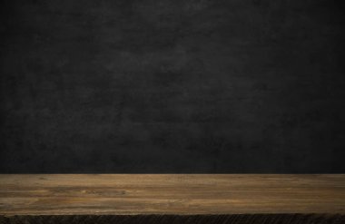 Kafenin soyut bulanık arka planının önündeki boş ahşap masa. Ürünlerinizi görüntülemek veya montajlamak için kullanılabilir. Ürünün görüntülenmesi için modelleyin