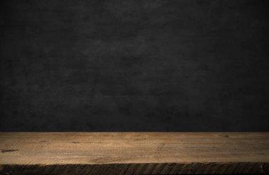 Kafenin soyut bulanık arka planının önündeki boş ahşap masa. Ürünlerinizi görüntülemek veya montajlamak için kullanılabilir. Ürünün görüntülenmesi için modelleyin