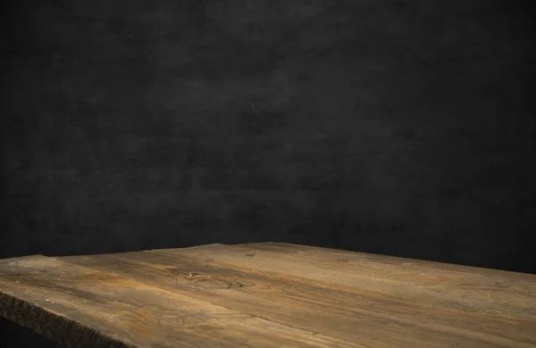 Mesa de madeira vazia na frente do fundo embaçado abstrato do café. pode ser usado para exibir ou montar seus produtos.Preparar para exibição de produto — Fotografia de Stock