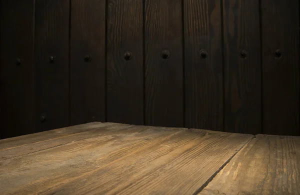 Mesa de madeira vazia na frente do fundo embaçado abstrato do café. pode ser usado para exibir ou montar seus produtos.Preparar para exibição de produto — Fotografia de Stock