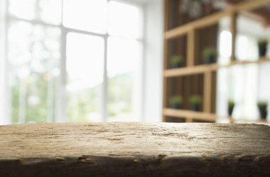 Pencere camından bulanık ahşap masa üstü ve bahçe manzaralı soyut yeşil sabah arka planda. Montaj ürünü görüntüsü için