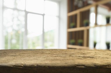 Pencere camından bulanık ahşap masa üstü ve bahçe manzaralı soyut yeşil sabah arka planda. Montaj ürünü görüntüsü için