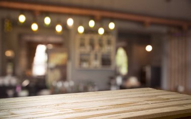 Resterant ışıkların soyut bulanık arkaplanının önündeki ahşap tablo resmi