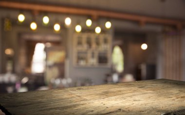 Resterant ışıkların soyut bulanık arkaplanının önündeki ahşap tablo resmi