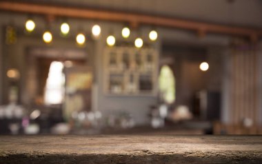 Resterant ışıkların soyut bulanık arkaplanının önündeki ahşap tablo resmi