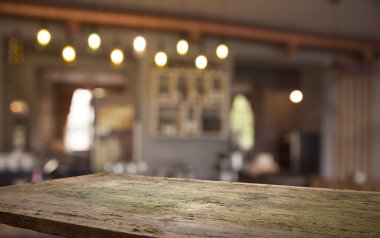 Resterant ışıkların soyut bulanık arkaplanının önündeki ahşap tablo resmi