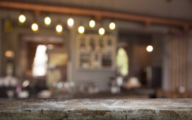 Resterant ışıkların soyut bulanık arkaplanının önündeki ahşap tablo resmi