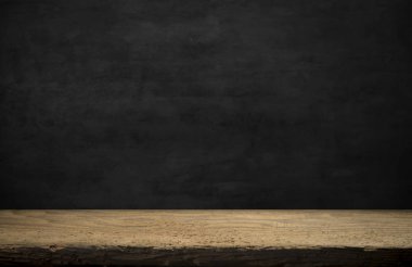 Kafenin soyut bulanık arka planının önündeki boş ahşap masa. Ürünlerinizi görüntülemek veya montajlamak için kullanılabilir. Ürünün görüntülenmesi için modelleyin