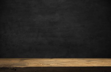 Kafenin soyut bulanık arka planının önündeki boş ahşap masa. Ürünlerinizi görüntülemek veya montajlamak için kullanılabilir. Ürünün görüntülenmesi için modelleyin