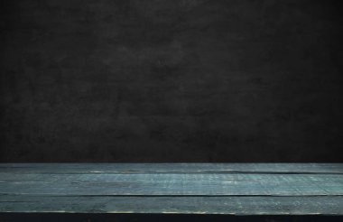 Kafenin soyut bulanık arka planının önündeki boş ahşap masa. Ürünlerinizi görüntülemek veya montajlamak için kullanılabilir. Ürünün görüntülenmesi için modelleyin