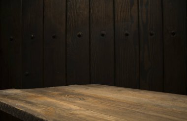 Kafenin soyut bulanık arka planının önündeki boş ahşap masa. Ürünlerinizi görüntülemek veya montajlamak için kullanılabilir. Ürünün görüntülenmesi için modelleyin