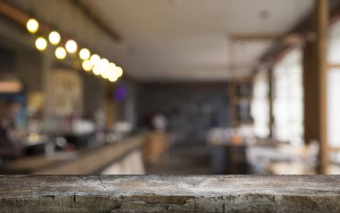 Resterant ışıkların soyut bulanık arkaplanının önündeki ahşap tablo resmi