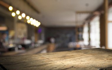 Resterant ışıkların soyut bulanık arkaplanının önündeki ahşap tablo resmi