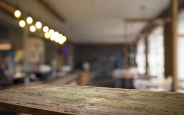 Resterant ışıkların soyut bulanık arkaplanının önündeki ahşap tablo resmi