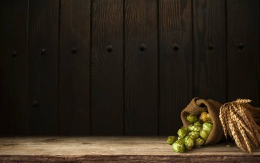 Bira bardağı buğday ve varil ile mahzende şerbetçiotu ile