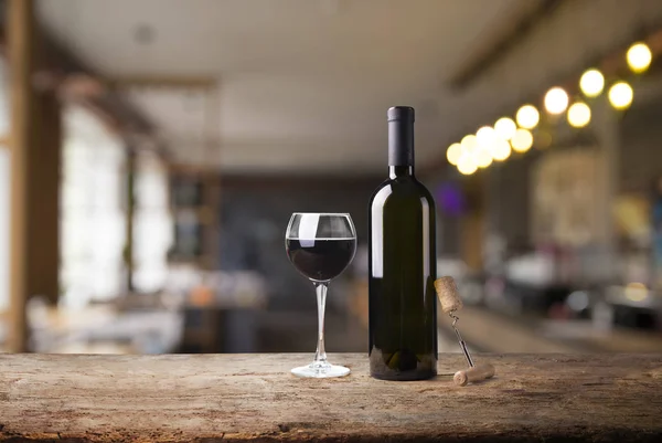 Weinbar Degustation eingerichtet Tablett Dekorationsflaschen in Restaurant — Stockfoto