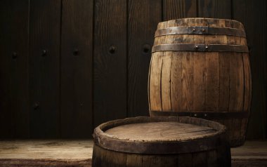 Ahşap varil ve bardak bira eski meşe masada tahta üzerinde.