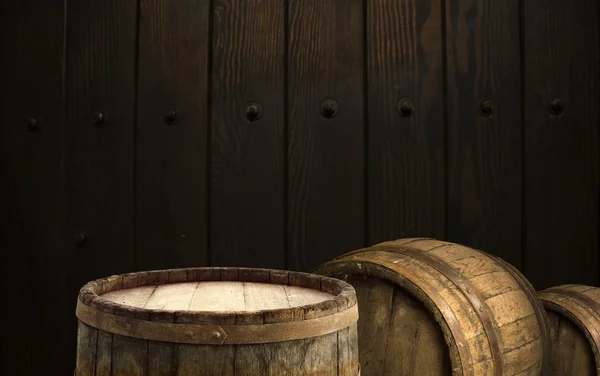 Houten vat en glas bier op een oud eiken tafel van hout. — Stockfoto