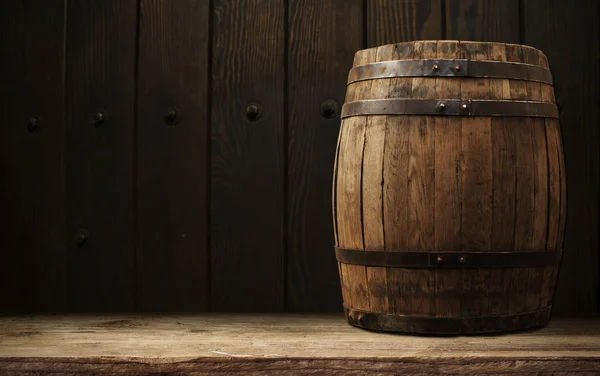 Baril en bois et verre de bière sur une vieille table en chêne de bois . — Photo