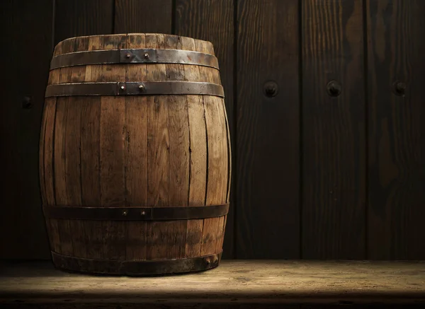 Barril de madeira e vidro de cerveja em uma mesa de carvalho velho de madeira . — Fotografia de Stock