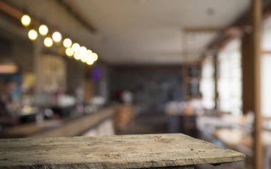 Resterant ışıkların soyut bulanık arkaplanının önündeki ahşap tablo resmi