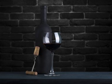 Kırmızı ve beyaz şişe şarap dükkanı, şarap